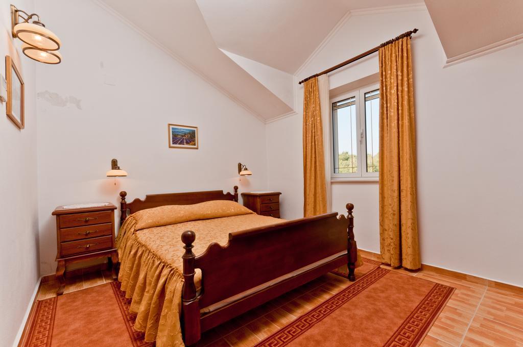 Apartments Barba Petra Dvori Sumartin Ngoại thất bức ảnh