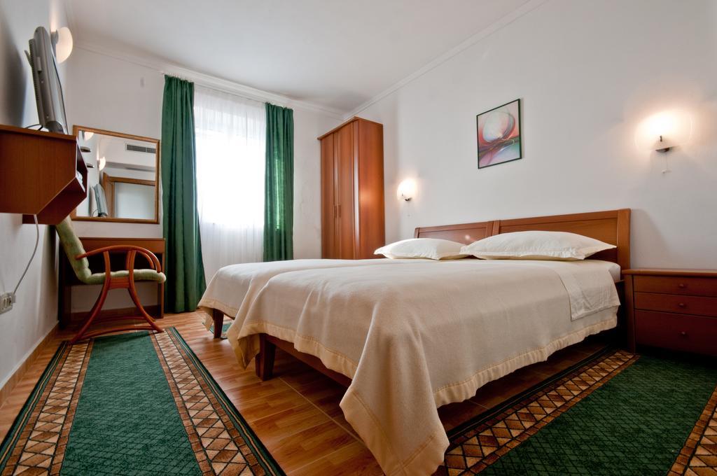 Apartments Barba Petra Dvori Sumartin Ngoại thất bức ảnh